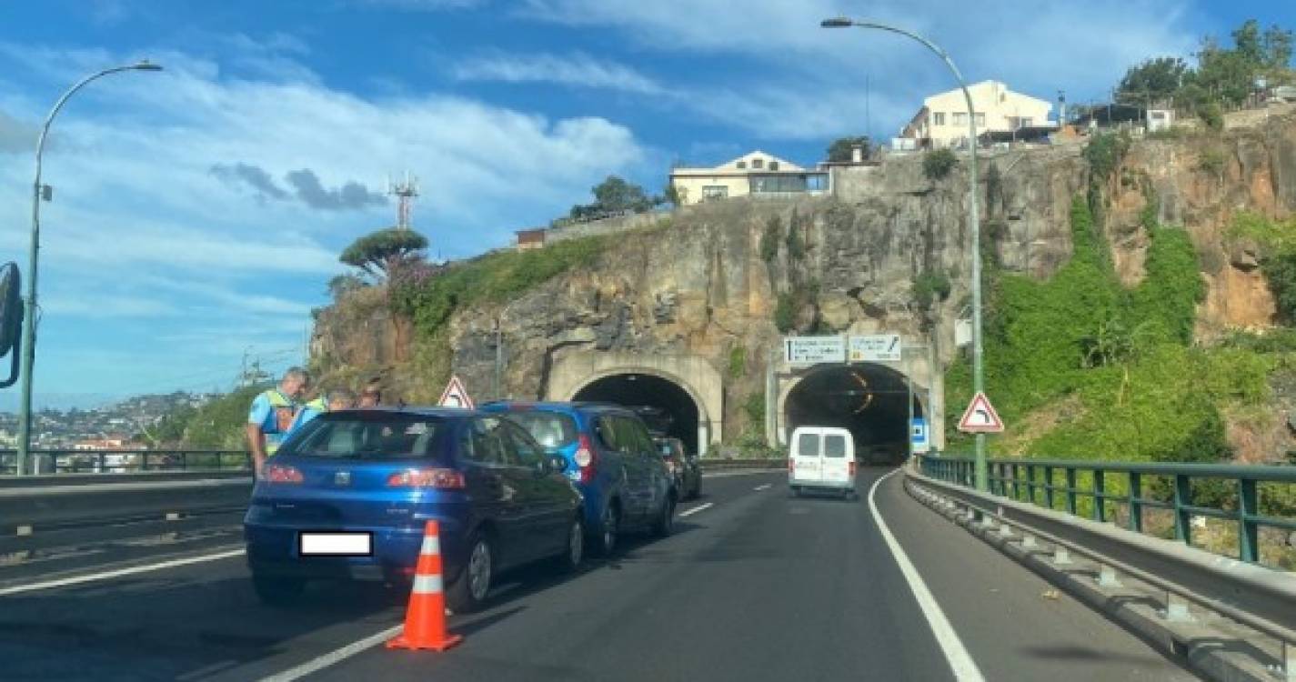 Colisão entre três viaturas na Ribeira de João Gomes