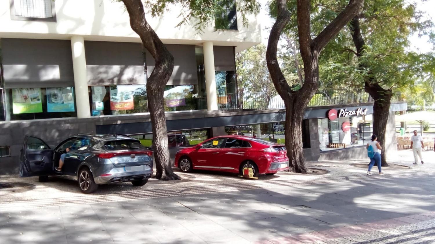 PSP multa carros estacionados junto ao Palácio de São Lourenço