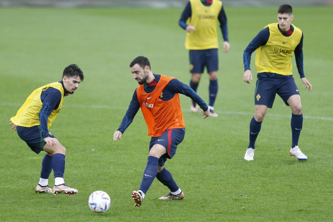 Liga Nações: Todos disponíveis, incluindo Bruno Fernandes, no treino de Portugal