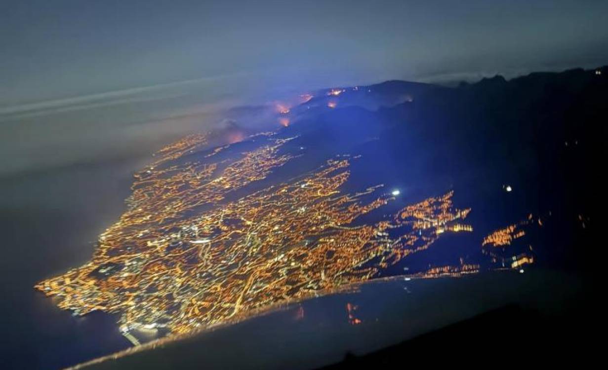 Veja as imagens aéreas dos incêndios na Madeira captadas desde avião da Azores Airlines