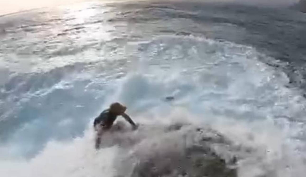 Homens arriscam a vida na praia do Garajau e acabam arrastados pelas ondas (com vídeo)