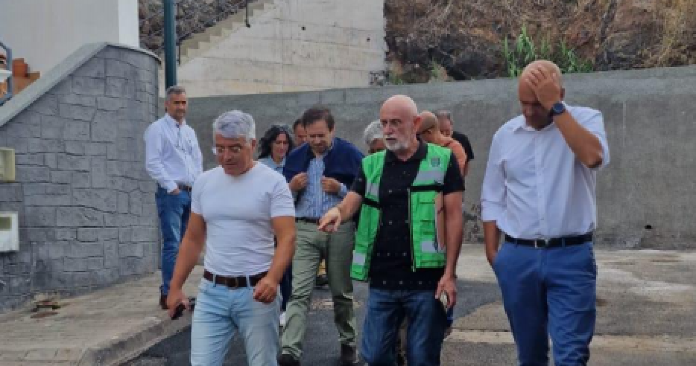 Autarcas de Santa Cruz visitam trabalhos no Caminho dos Tanques - Caniço