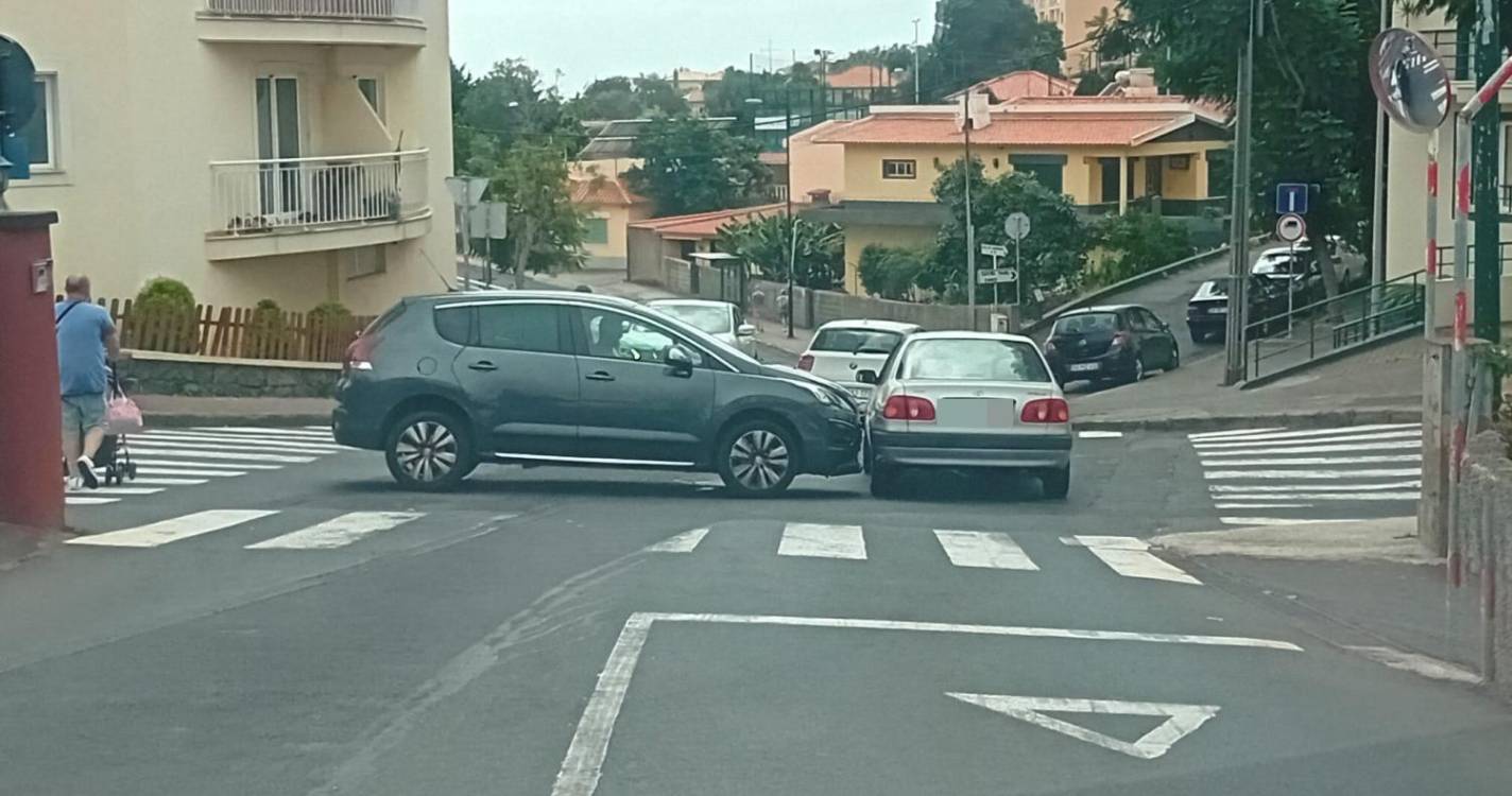 Colisão no Garajau condiciona trânsito