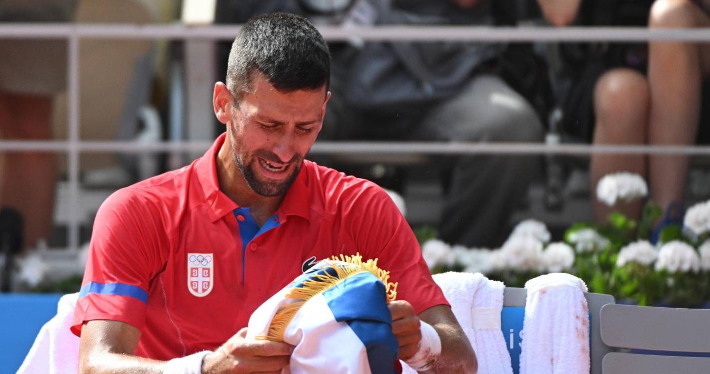 Djokovic bate Alcaraz e conquista ouro no ténis masculino