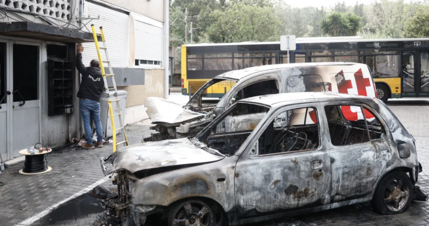 Um detido e cerca de 10 viaturas incendiadas em Benfica