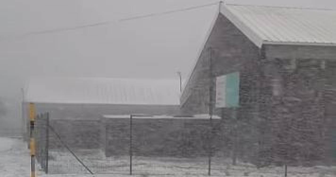 Neve fecha estradas no maciço central da Serra da Estrela (com vídeo)