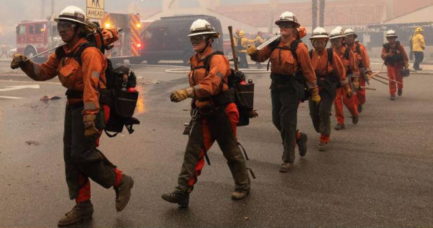 Vento diminui e ajuda bombeiros no combate aos incêndios devastadores de Los Angeles