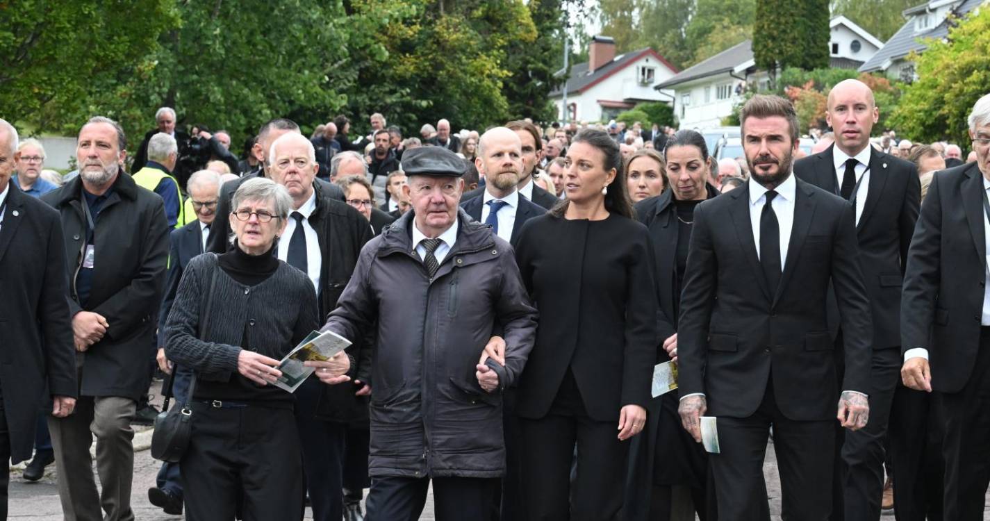 Óbito/Eriksson: Beckham entre os presentes no funeral do antigo treinador