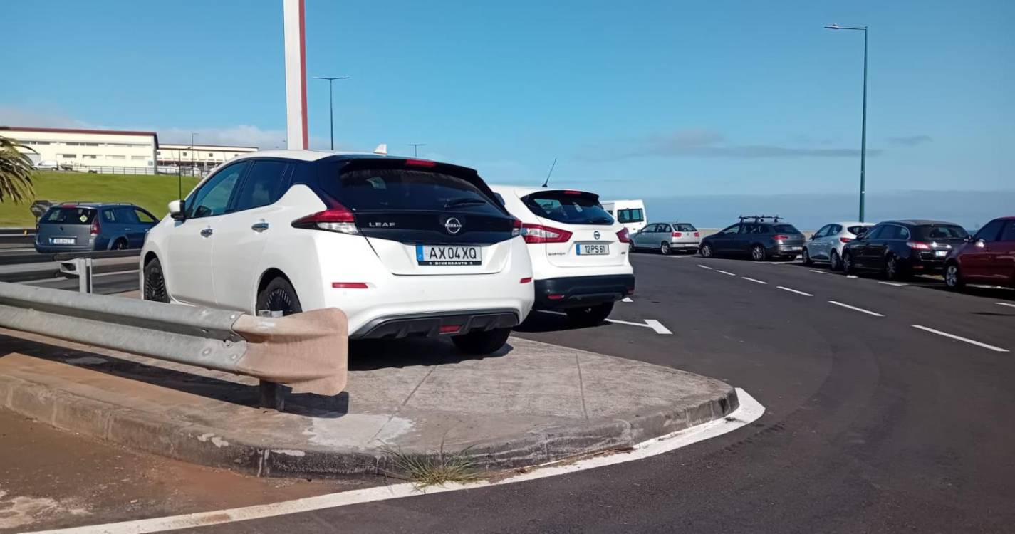 Estacionamento abusivo de rent-a-car gera caos junto ao porto de recreio de Santa Cruz