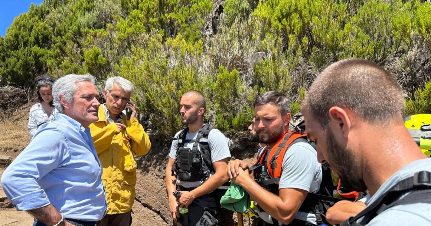 Incêndios: Presidente da Assembleia acompanha de perto trabalhos no Pico Ruivo (com fotos e vídeo)