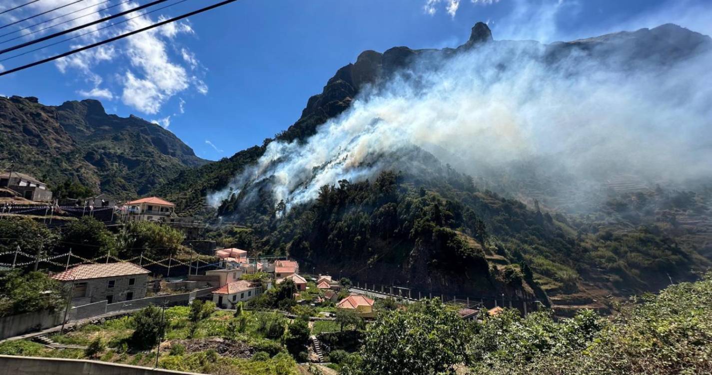 Vento dificulta combate a incêndio que mantém duas frentes ativas na Serra de Água (com vídeo)