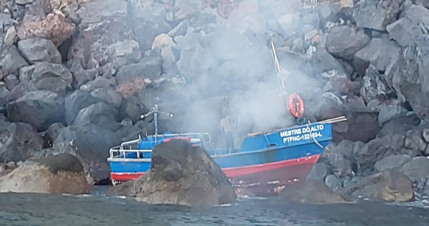 Resgatado tripulante de barco de pesca encalhado na Ribeira Brava devido a incêndio