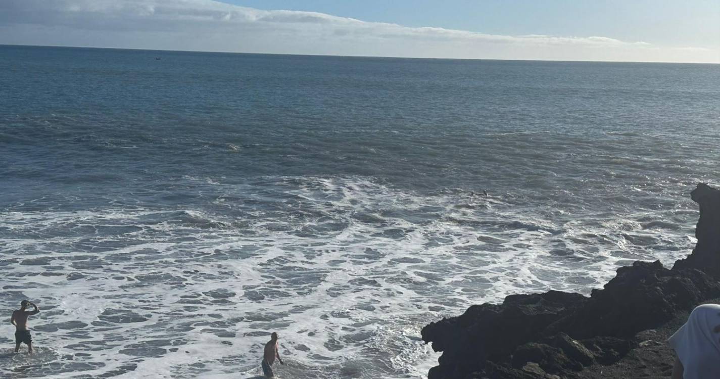 Um jovem já foi resgatado, outro continua a ser arrastado pelo mar (com fotos e vídeo)