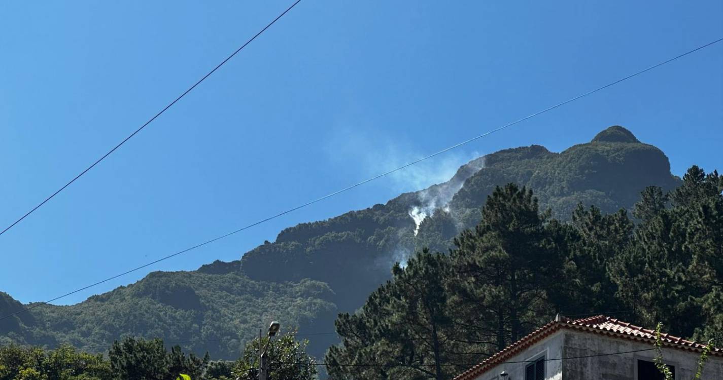 Incêndio continua a preocupar em São Vicente (com fotos)