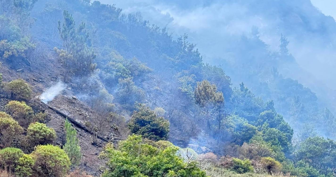 Vídeos mostram helicóptero no combate às chamas na Serra de Água