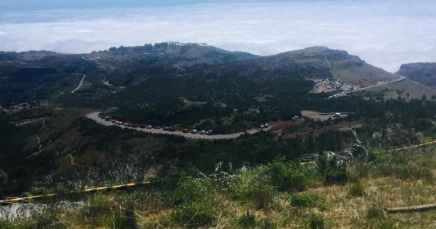 Polícia multou dezenas de viaturas no Pico do Areeiro (com fotos)