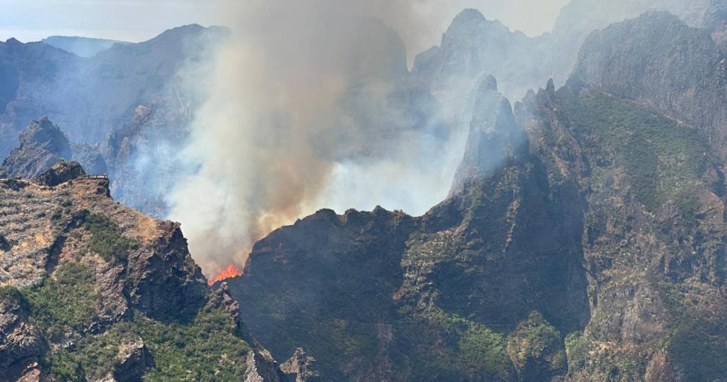 Canadair deverá fazer primeira operação sobre o Pico do Gato, na cordilheira central