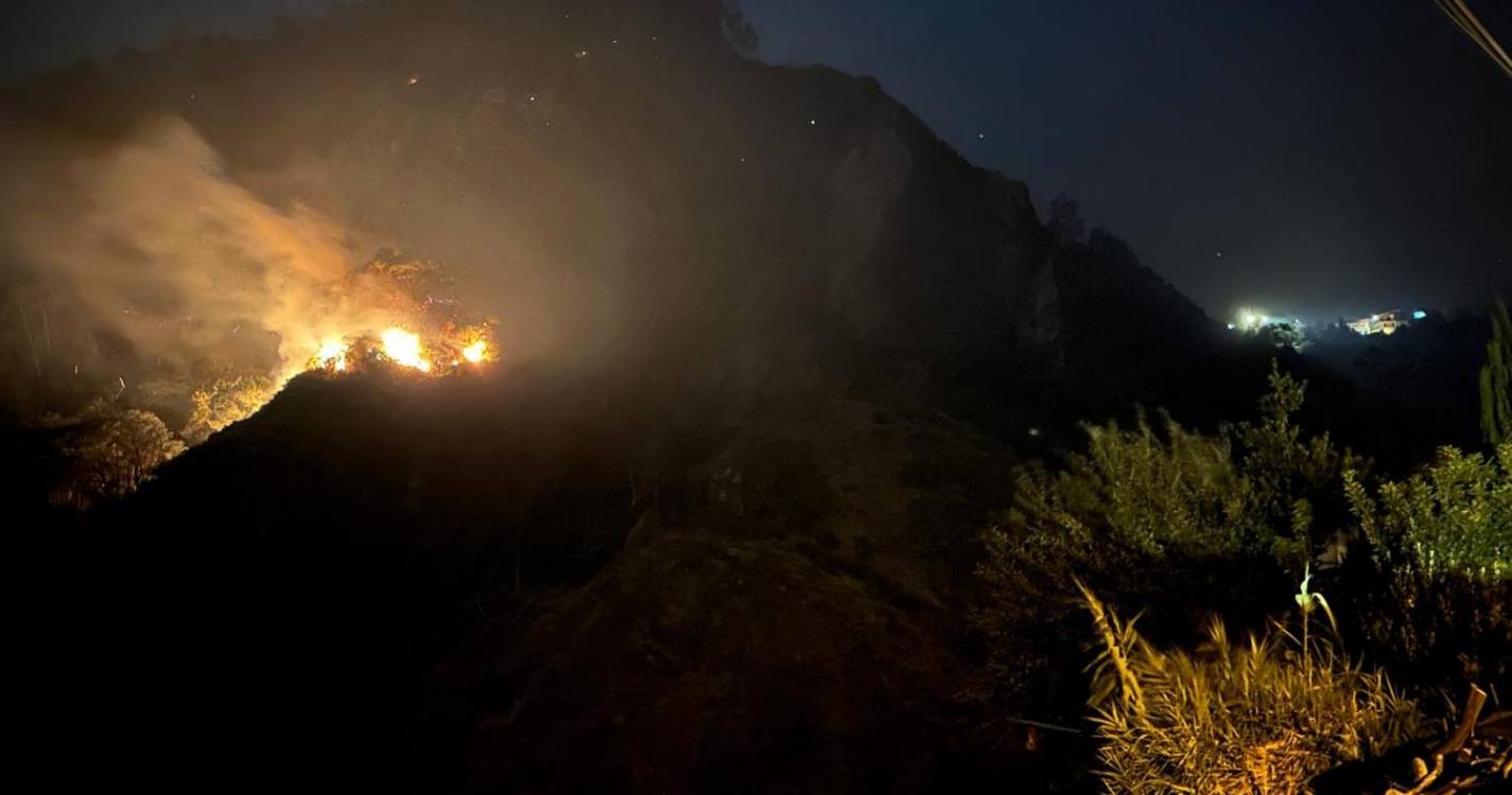 PSP corta acesso ao Curral. Incêndio atravessou a freguesia e tem várias ramificações (com vídeo)