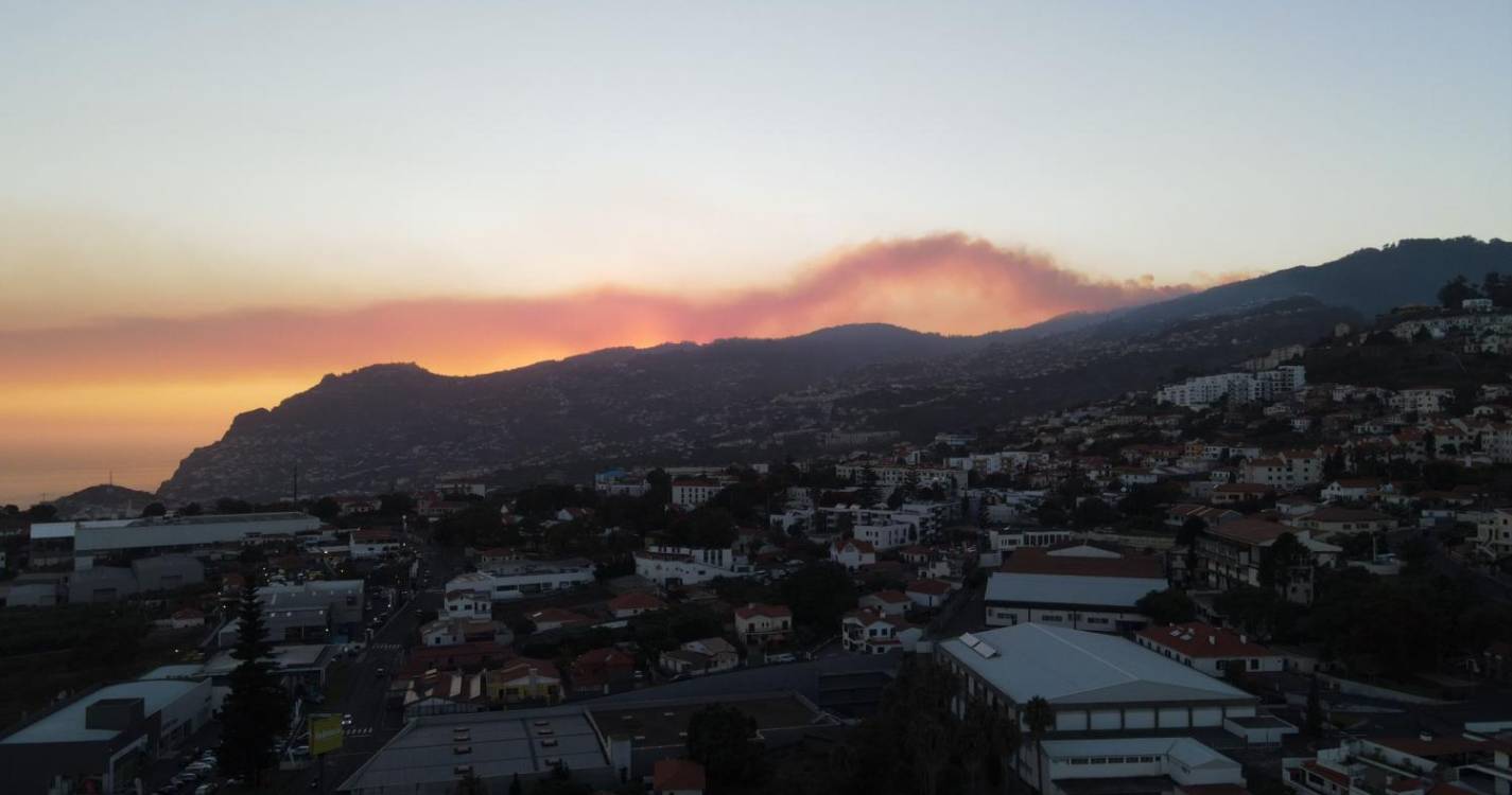 Incêndio já é visto do Funchal (com fotos)