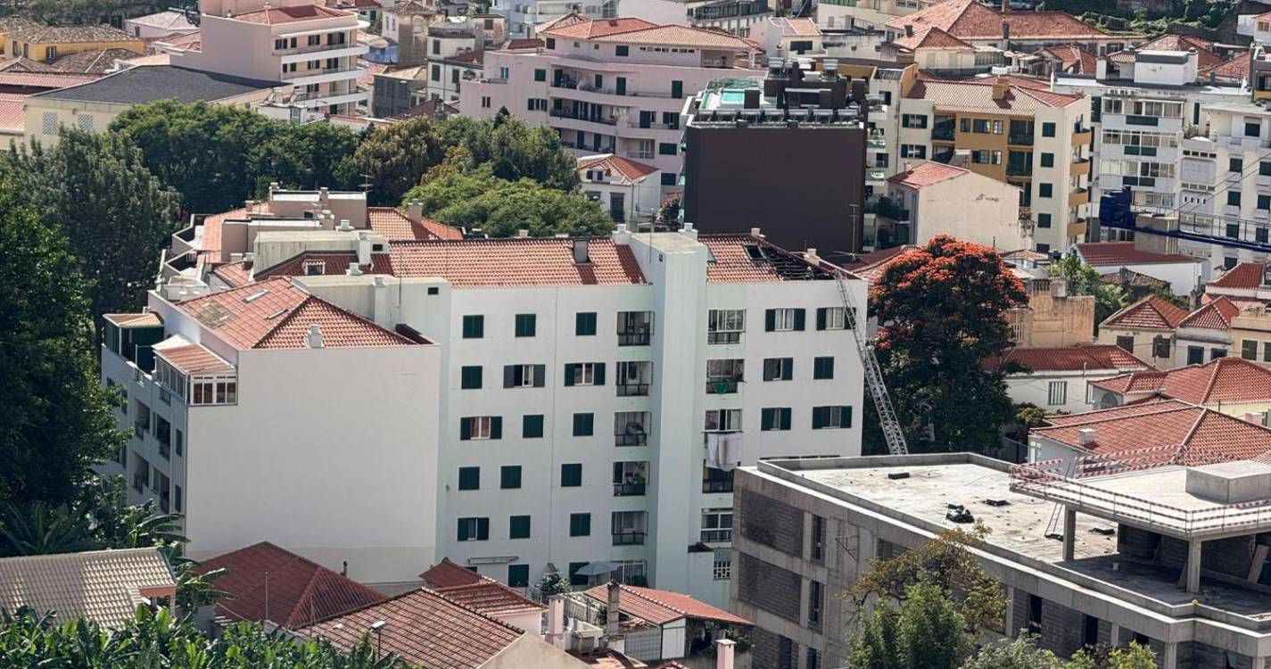 Incêndio deixa cobertura de prédio e apartamento parcialmente danificados