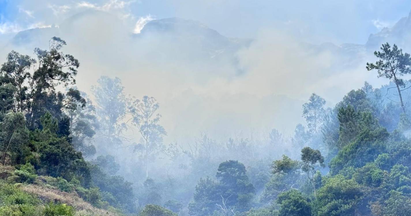 Vídeos mostram helicóptero no combate às chamas na Serra de Água