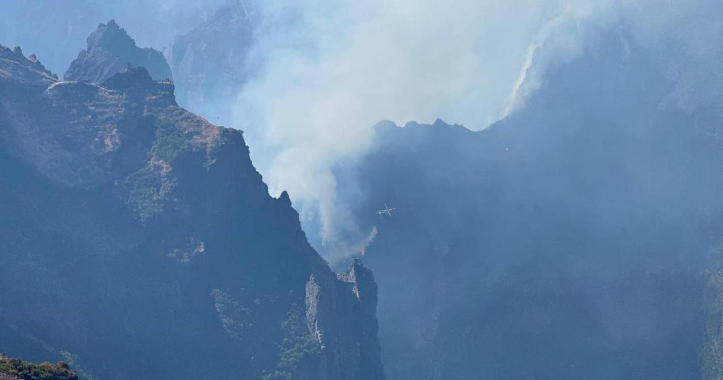 Incêndios: Fogo continua ativo na Cordilheira Central (Pico Ruivo) e na Ponta do Sol (Lombada)