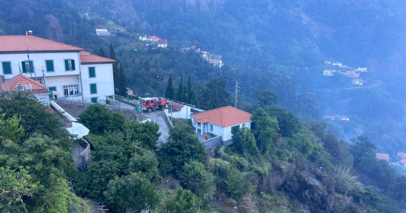 Manhã de apreensão no Curral das Freiras. Helicóptero e bombeiros no local (com vídeo e fotos)