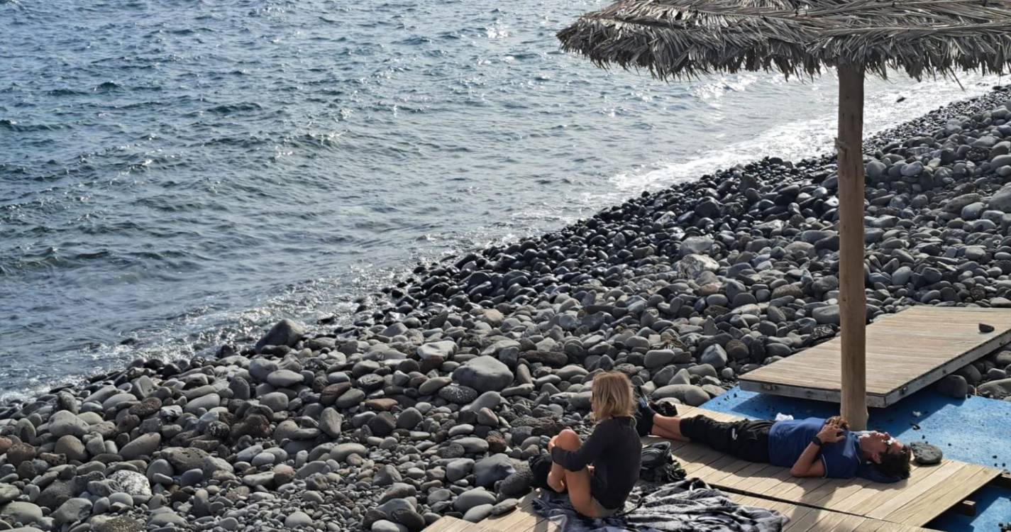 Temperaturas amenas convidam a um banho de mar e sol