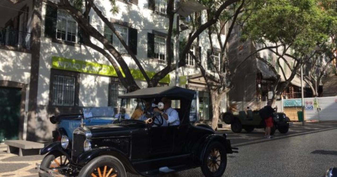 Desfile de veículos clássicos desperta a curiosidade de residentes e visitantes (fotos)