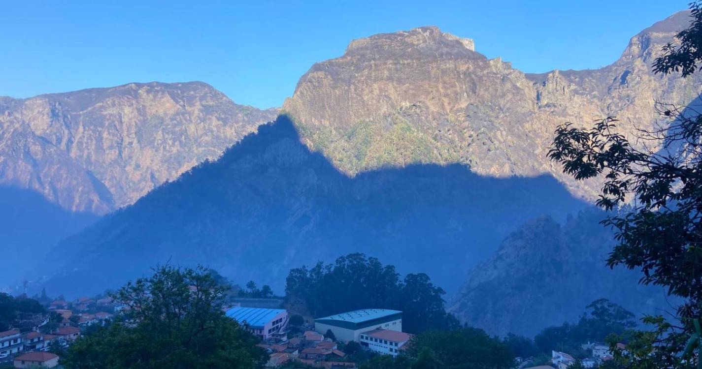 Manhã de apreensão no Curral das Freiras. Helicóptero e bombeiros no local (com vídeo e fotos)