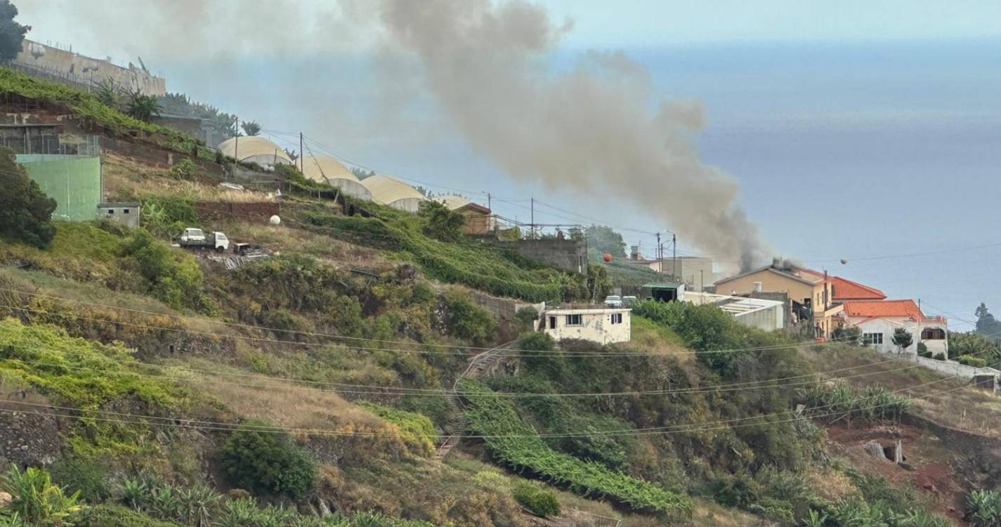 Incêndio destrói casa no Covão (com fotos)