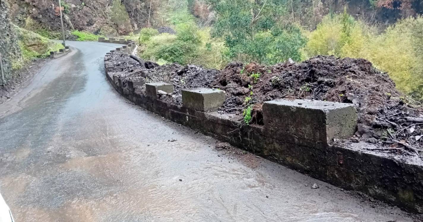 Mau tempo deixa 80 sem acesso a estrada na Terra Chã de Cima, Curral das Freiras