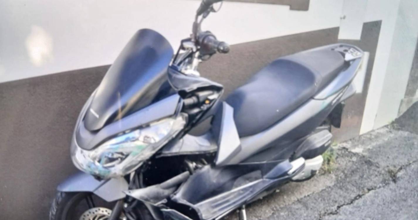 Moto furtada nos Louros encontrada danificada