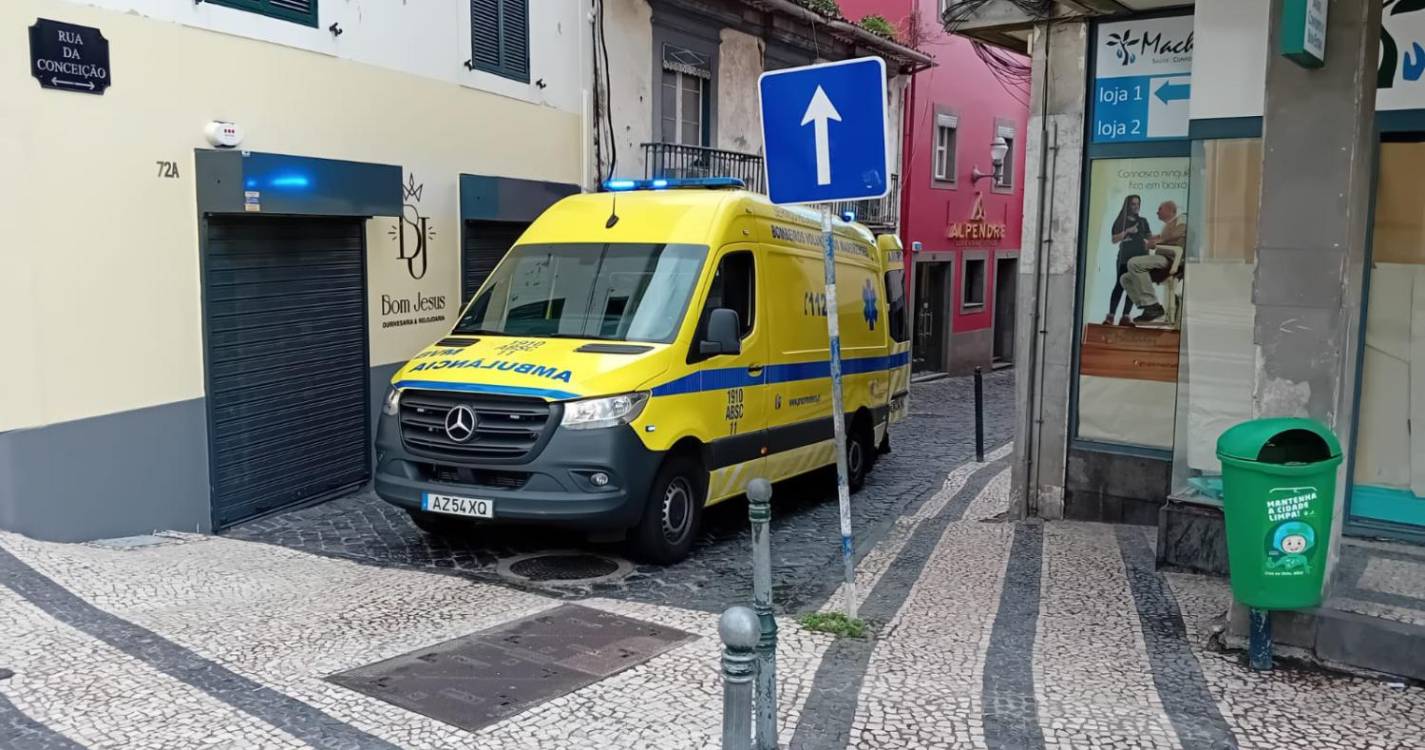Homem aparentemente alcoolizado sofre queda na Rua da Conceição