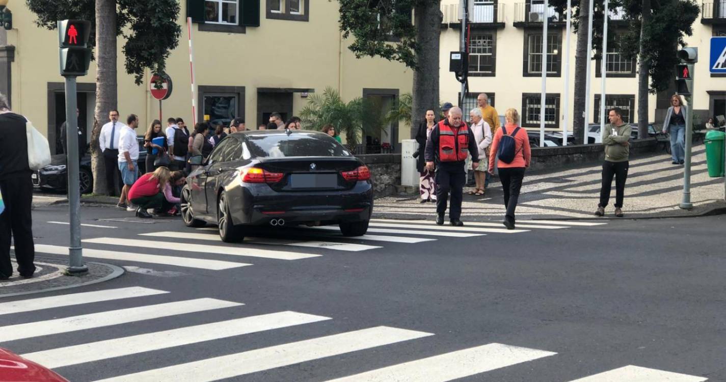 Atropelamento em passadeira no Funchal deixa mulher de 55 anos ferida nas pernas