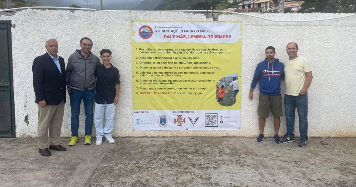 Aluna coloca cartaz no Caniçal a sensibilizar pais para comportamento durante eventos desportivos