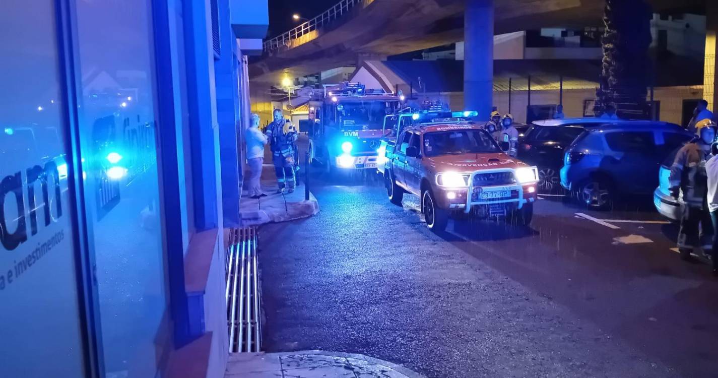 Suspeita de incêndio leva bombeiros a bloco de apartamentos no Funchal (com vídeo)