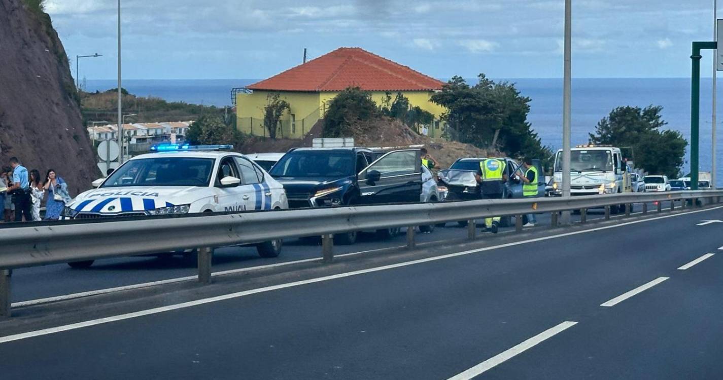 Acidente envolve três viaturas na via rápida