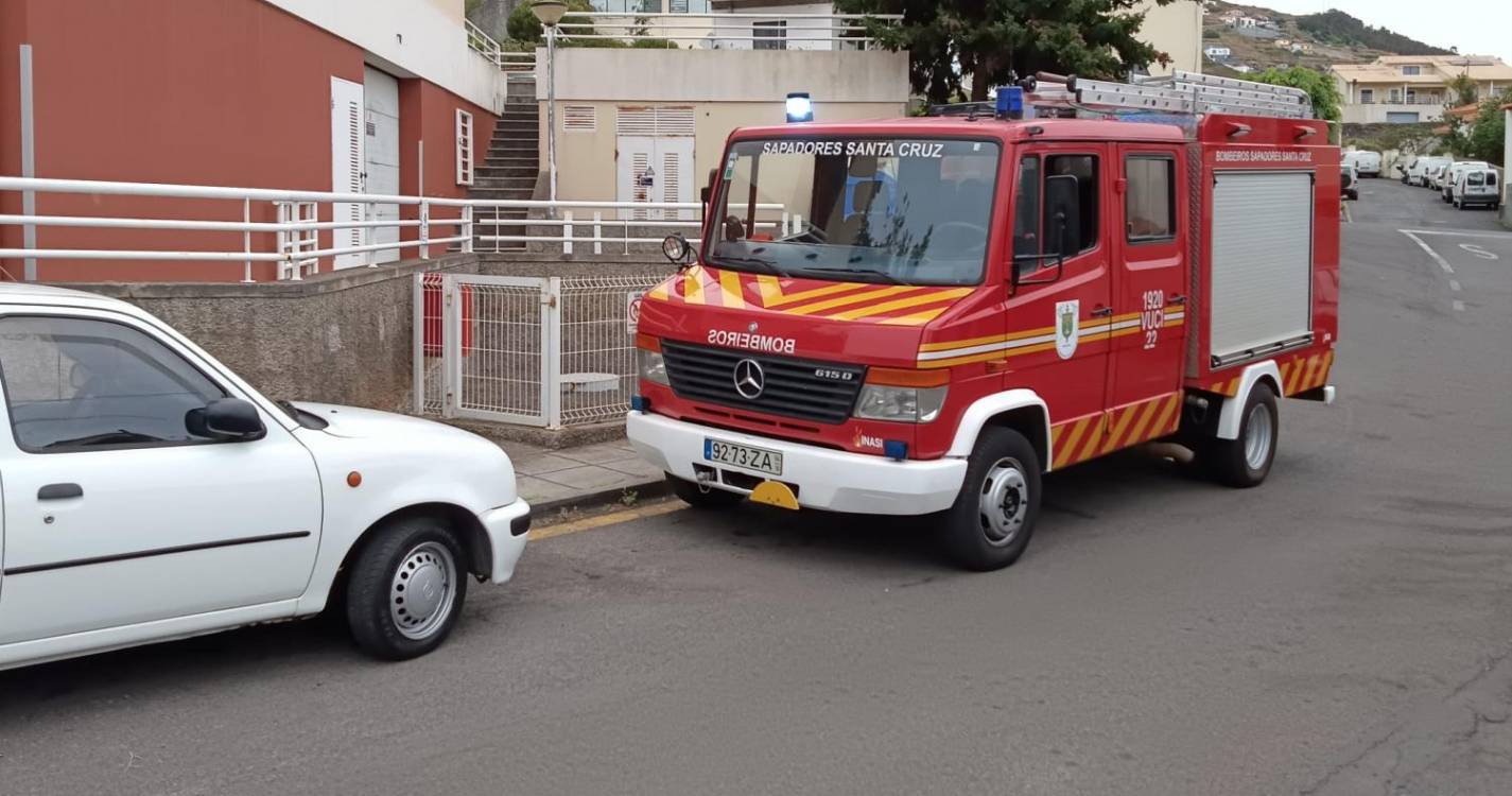 Moradores ficam presos em elevador e acionam bombeiros Caniço