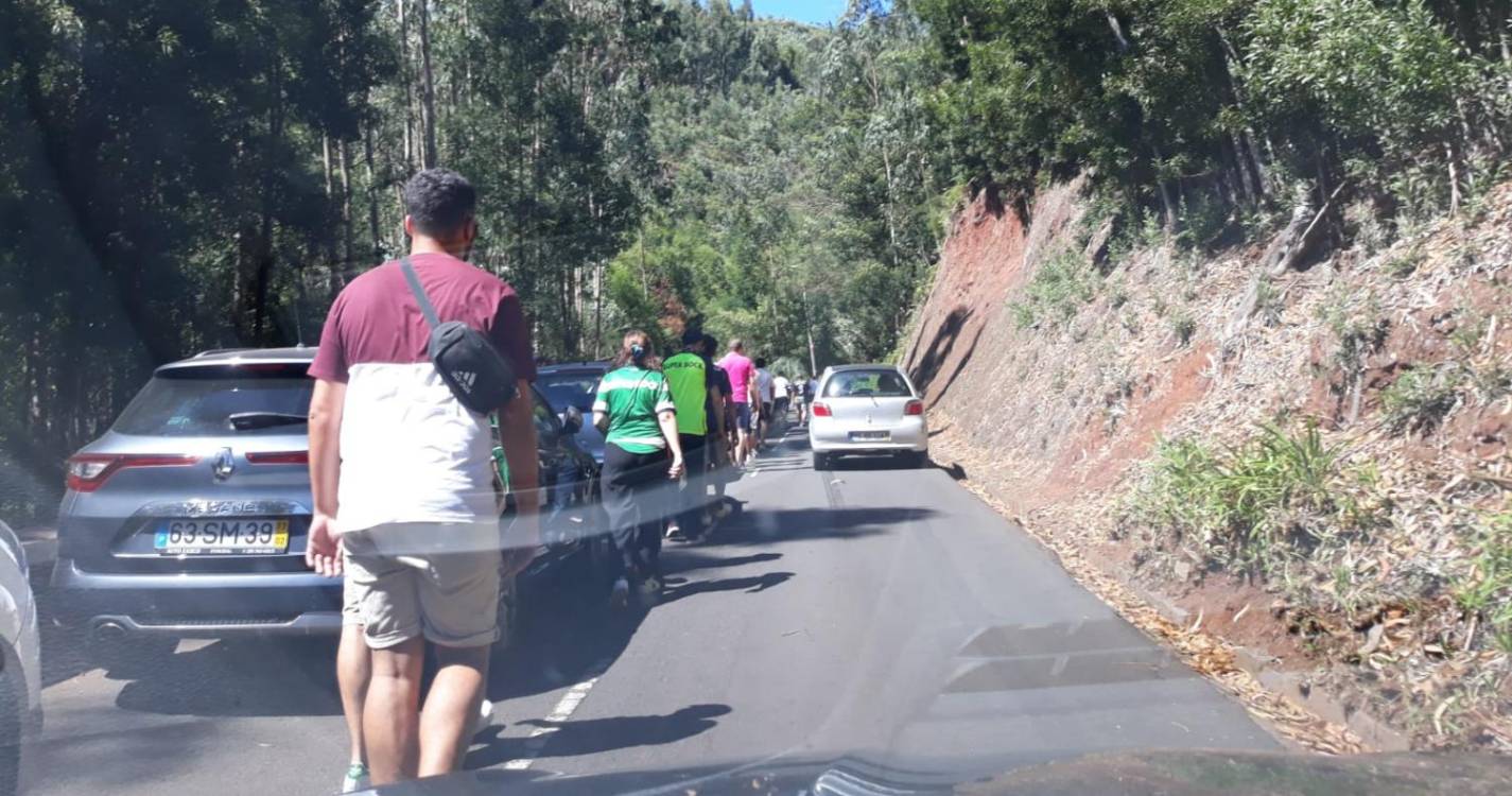 Nacional x Sporting: Caminho dos Pretos já apresenta longa fila de automóveis