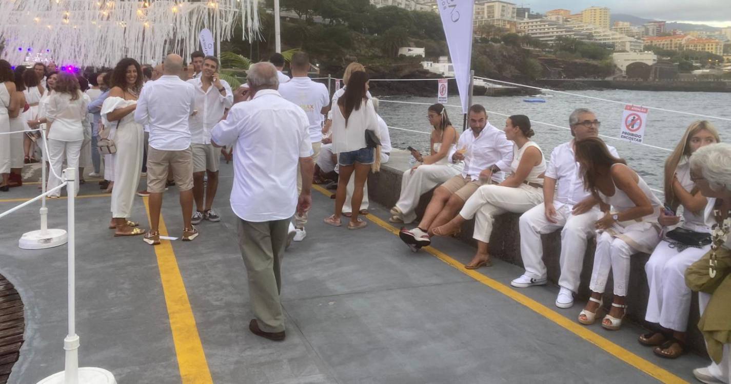 Festa: Clube Naval do Funchal ‘vestido’ de branco (com fotos)