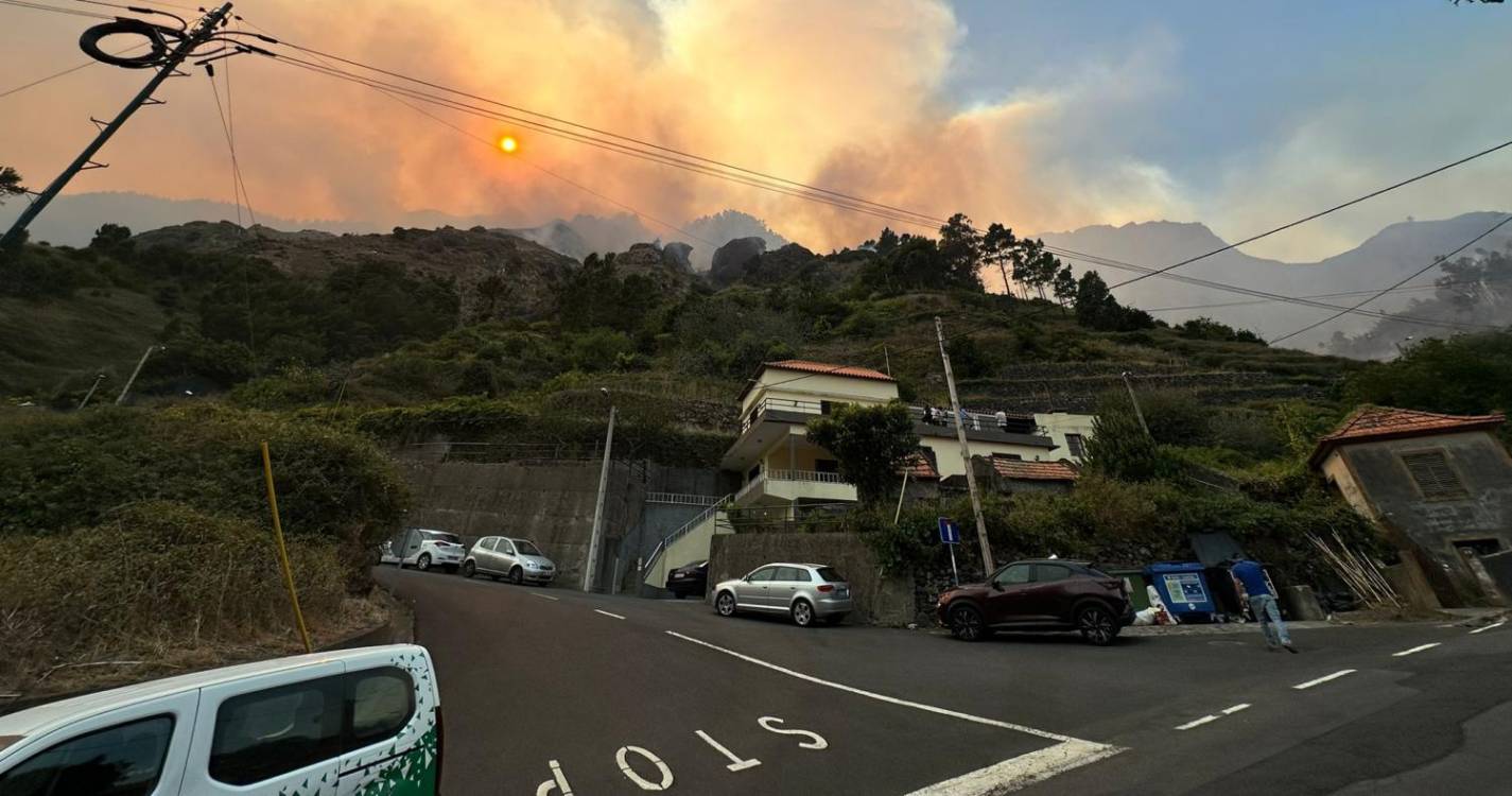 Estrada da Encumeada fechada pela PSP; chamas não param de ganhar terreno nas serras da Serra de Água