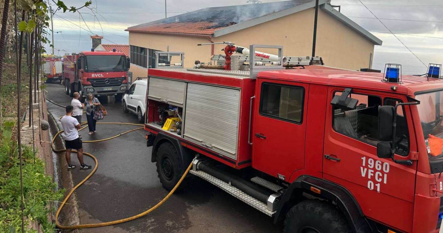 Incêndio destrói casa no Covão (com fotos)