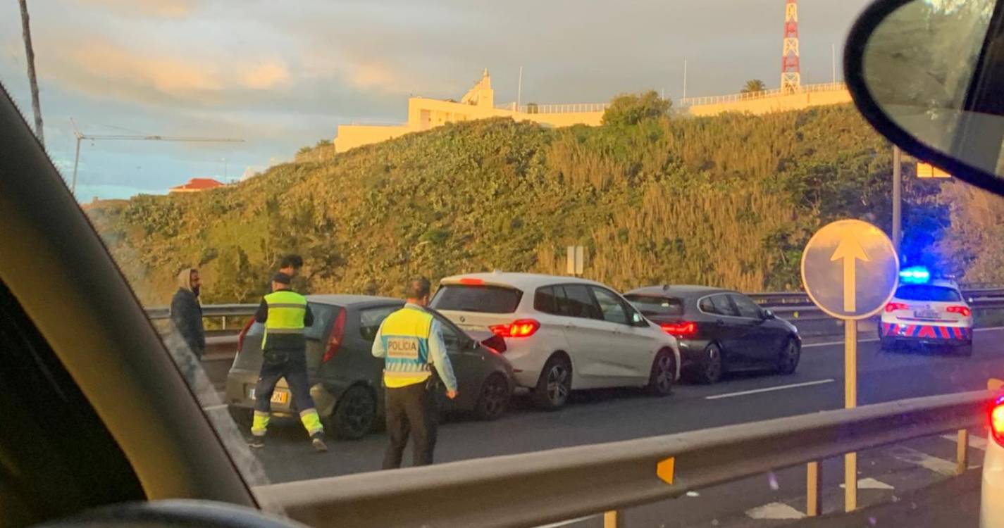 Três viaturas envolvidas em acidente na via rápida na Cancela