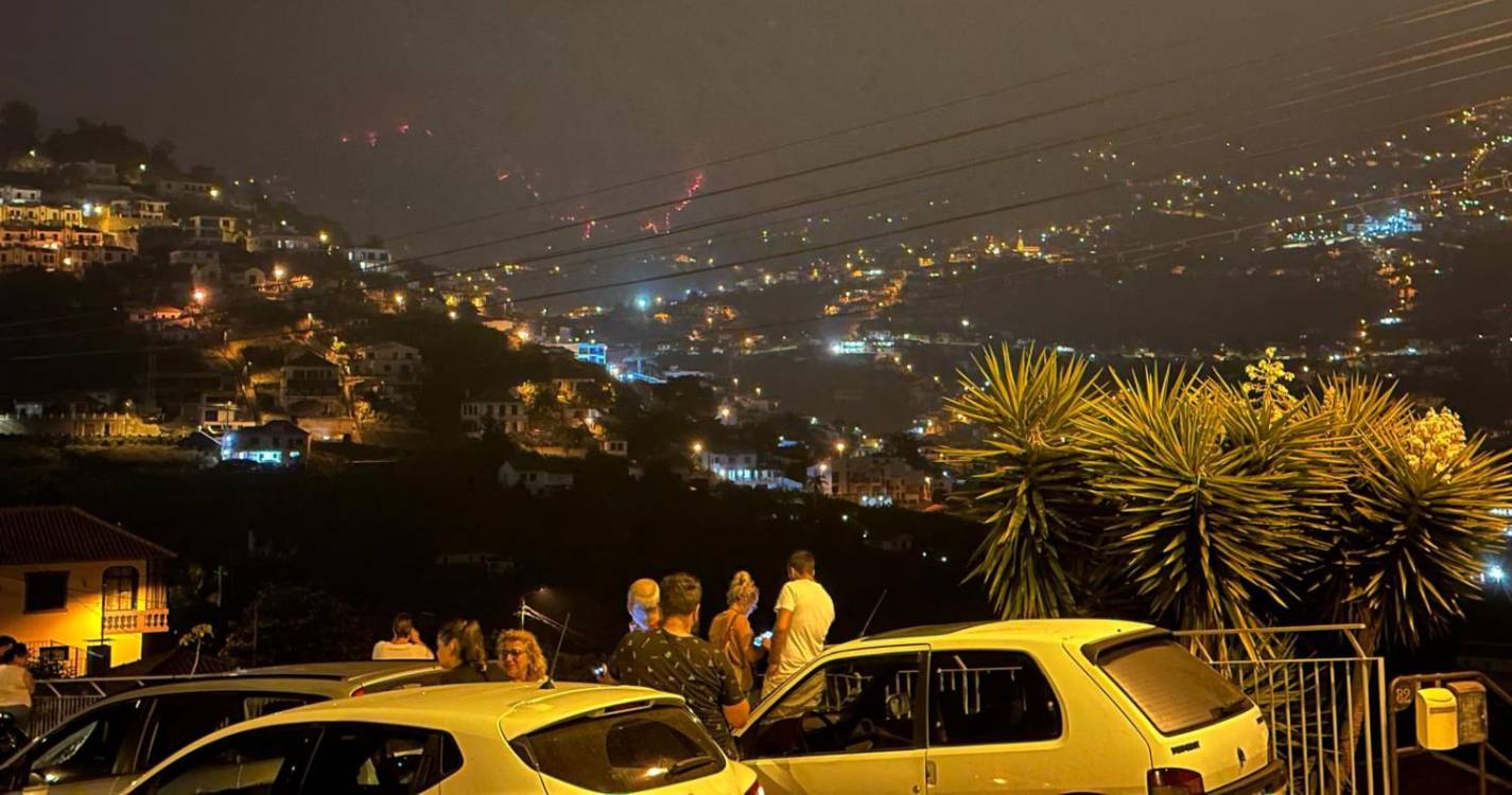 Incêndio: População junta-se no Pico dos Barcelos para assistir à progressão das chamas. Há grande preocupação (com vídeo)