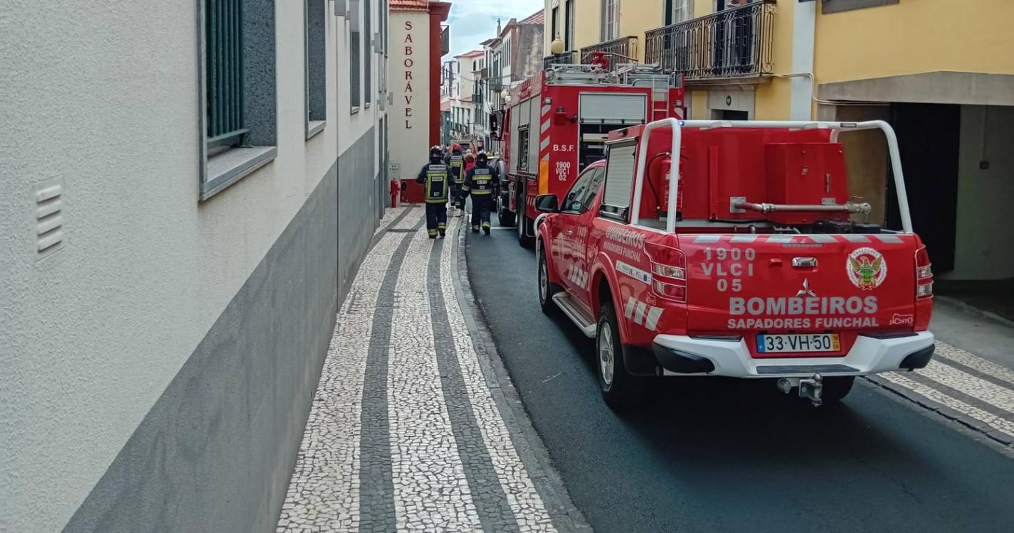 Fumo num elevador na Rua dos Ferreiros faz acionar duas corporações de bombeiros