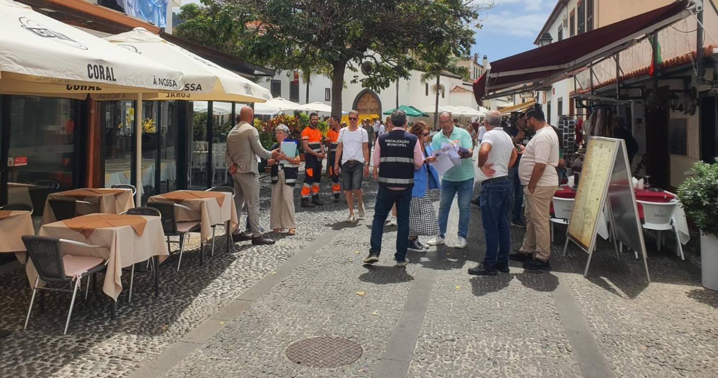 Serviços da Câmara retiram mesas e cadeiras de esplanadas na Zona Velha