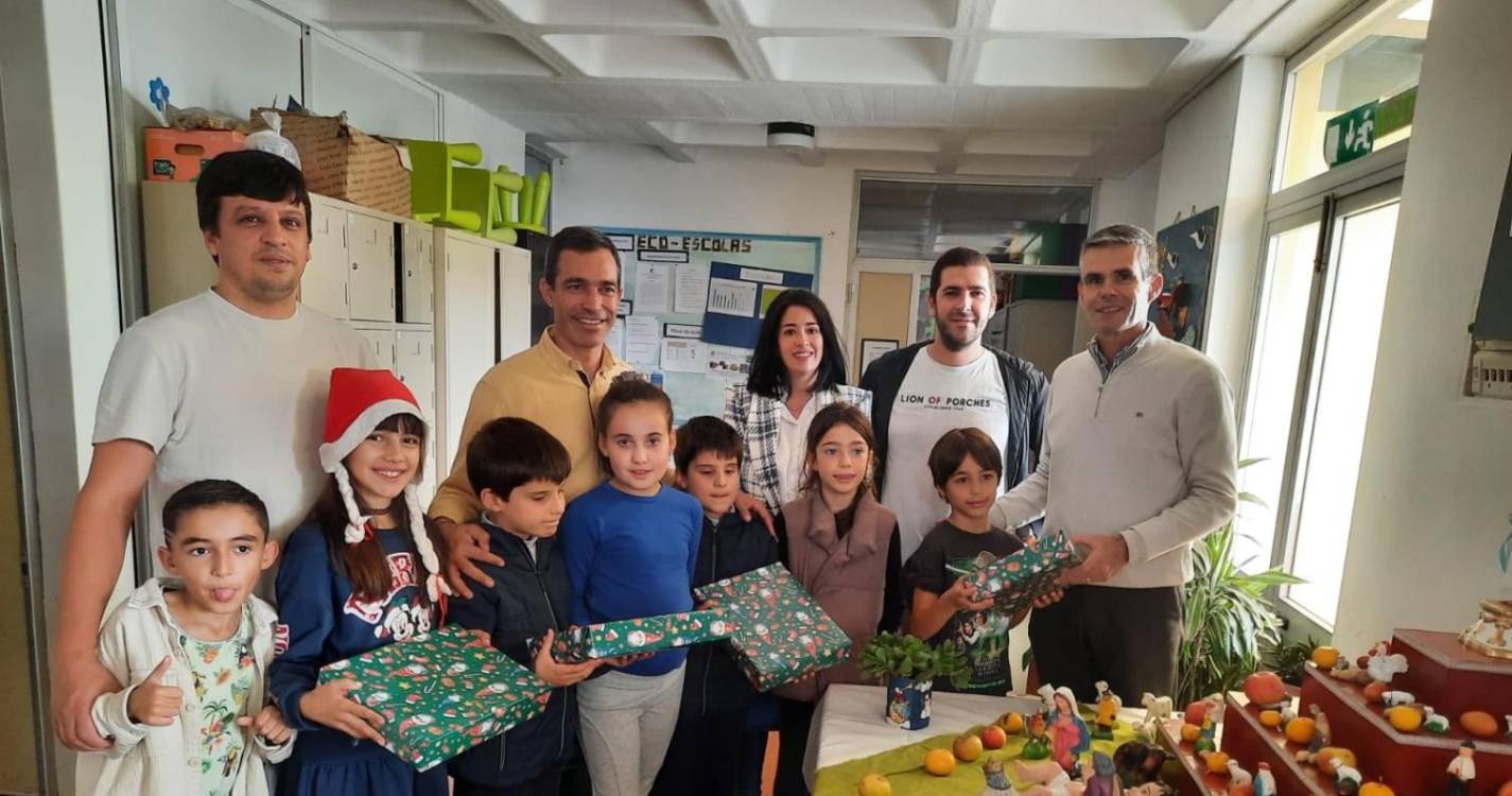 Junta de Freguesia do Estreito de Câmara de Lobos entregou presentes de Natal nas escolas