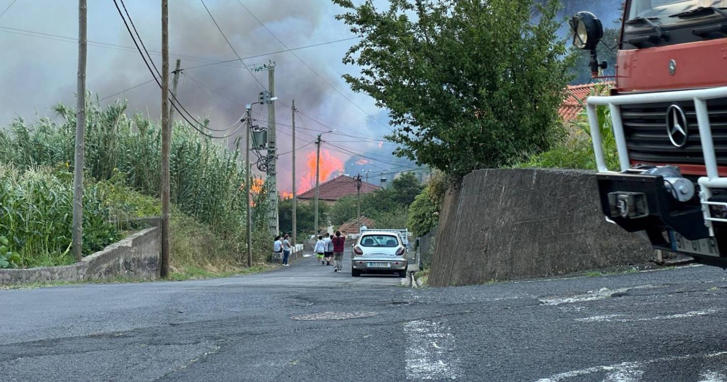 Serra de Água: Focos de incêndio próximos das moradias na Eira da Moura (com vídeos)