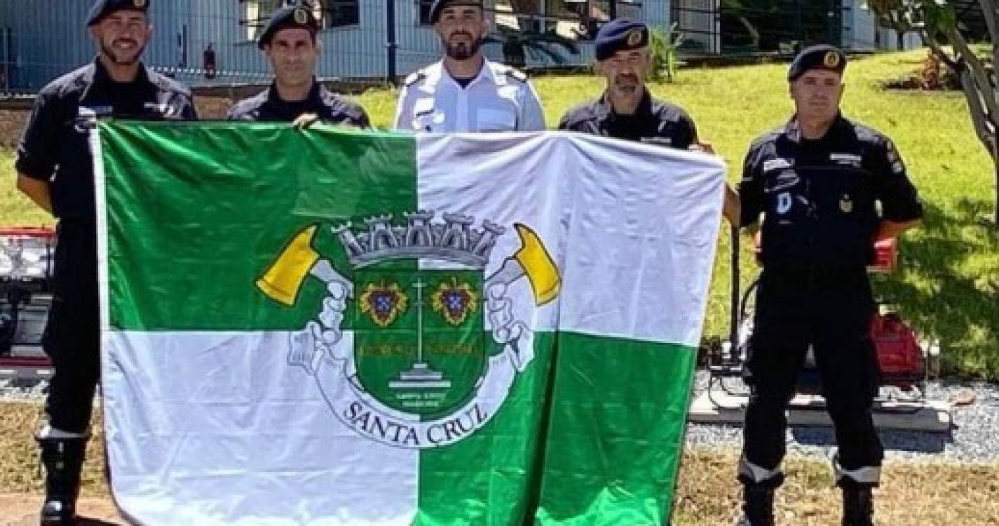 Elementos Dos Bombeiros Sapadores De Santa Cruz Em Missão Nas Jornadas ...